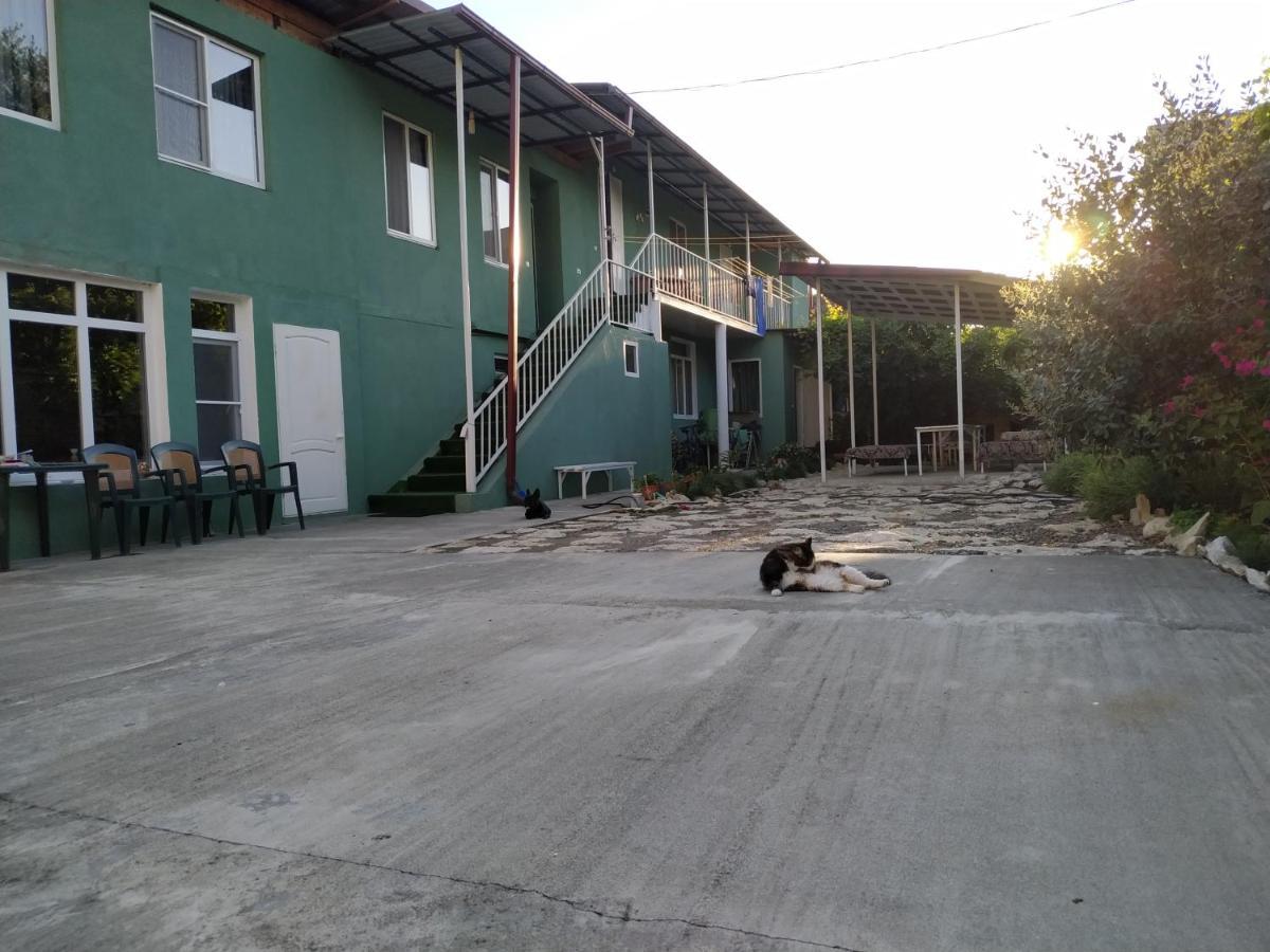 Guest House On Shakirbay 11 Sukhumi Exterior foto