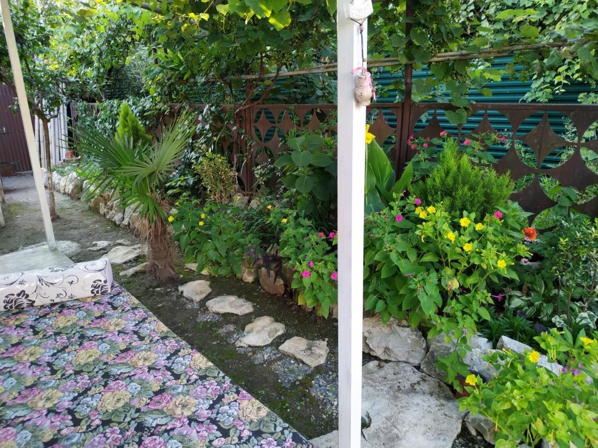 Guest House On Shakirbay 11 Sukhumi Exterior foto